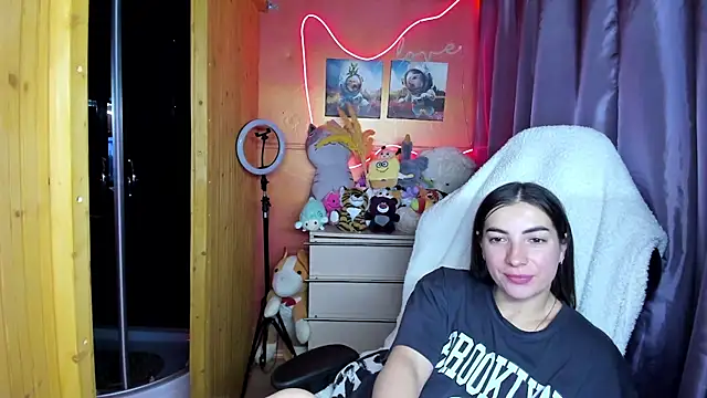 Fiery Brunette  online show from 03-18-26, 05:10