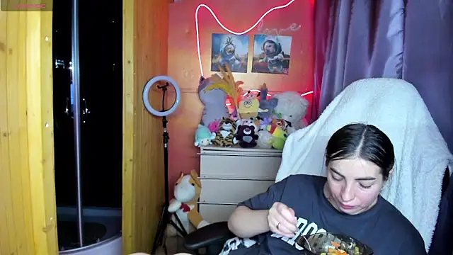 Fiery Brunette  online show from 04-05-26, 06:32