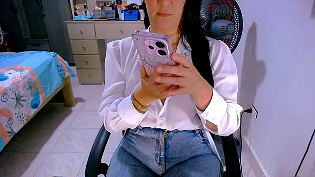 BitterMomXxx online show from 06-26-26, 04:00