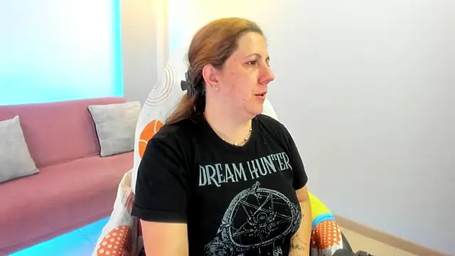 katie joness  online show from 09-30-25, 01:05