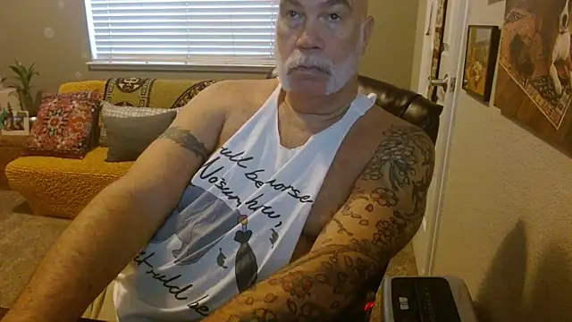 Snapshot of musclebearnips chatting on 10-18-25, 04:19 musclebearnips online show from 10-18-25, 04:19