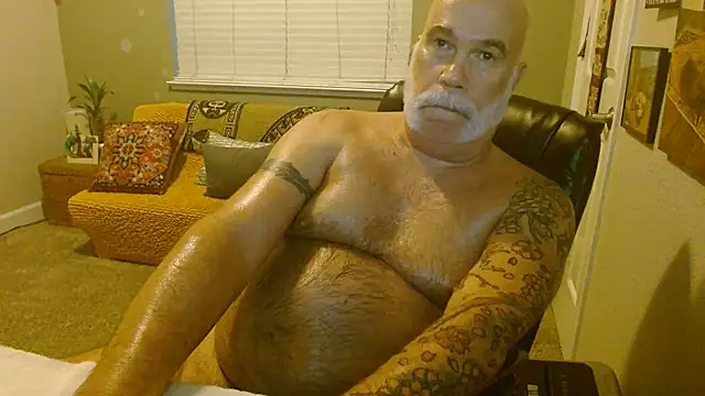 Snapshot of musclebearnips chatting on 10-28-25, 01:20 musclebearnips online show from 10-28-25, 01:20
