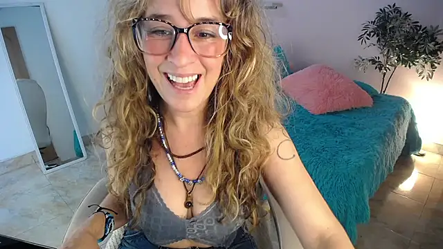 Paula Paz online show from 10-15-25, 03:12