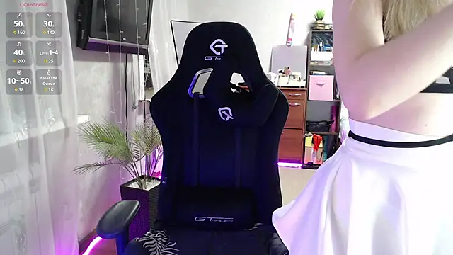 Snapshot of Little_Soph chatting on 02-21-25, 12:05 Little Soph online show from 02-21-25, 12:05