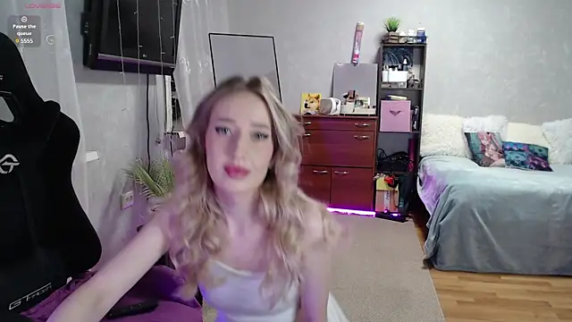 Snapshot of Little_Soph chatting on 03-04-25, 12:39 Little Soph online show from 03-04-25, 12:39