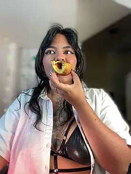 Snapshot of JulianaCastillo chatting on 01-15-25, 04:25 JulianaCastillo online show from 01-15-25, 04:25