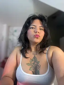 Snapshot of JulianaCastillo chatting on 01-17-25, 04:06 JulianaCastillo online show from 01-17-25, 04:06