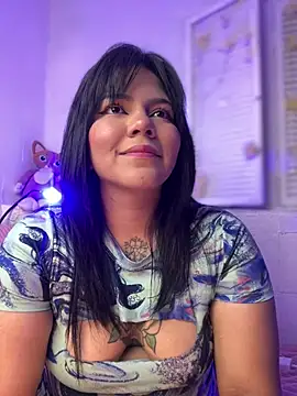 Snapshot of JulianaCastillo chatting on 01-24-25, 04:59 JulianaCastillo online show from 01-24-25, 04:59