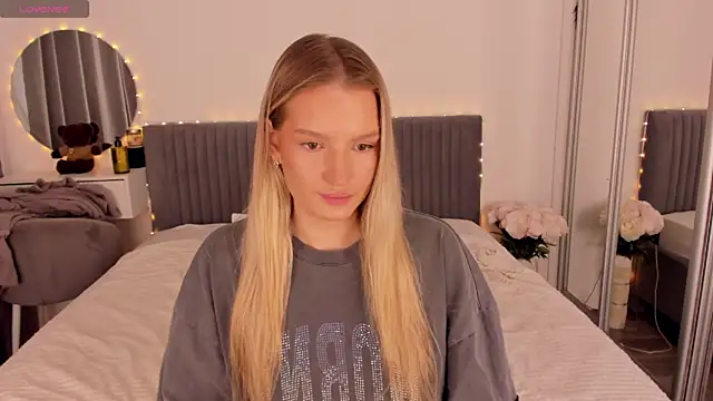 CassieRayss online show from 06-18-26, 11:03