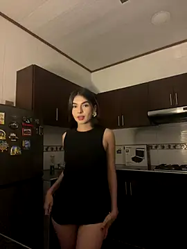 Snapshot of Coralinee_01 chatting on 11-21-25, 12:21 Coralinee 01 online show from 11-21-25, 12:21