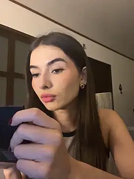 Coralinee 01 online show from 06-04-26, 01:00