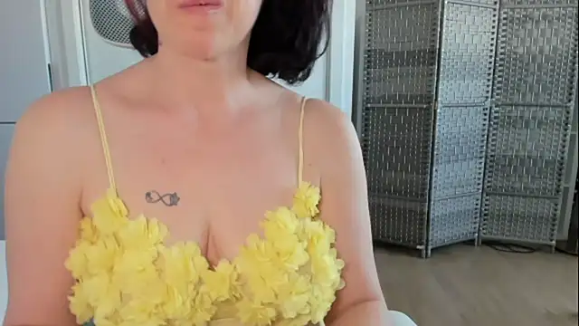 Snapshot of emmita69_ chatting on 08-08-26, 08:27 emmita69 online show from 08-08-26, 08:27