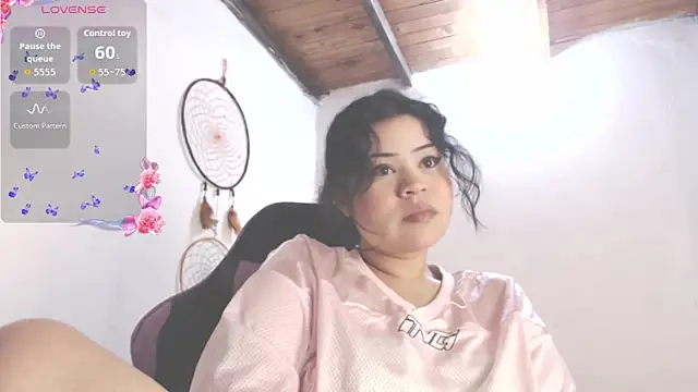 Snapshot of Amara18_ chatting on 11-15-25, 09:17 Amara18 online show from 11-15-25, 09:17