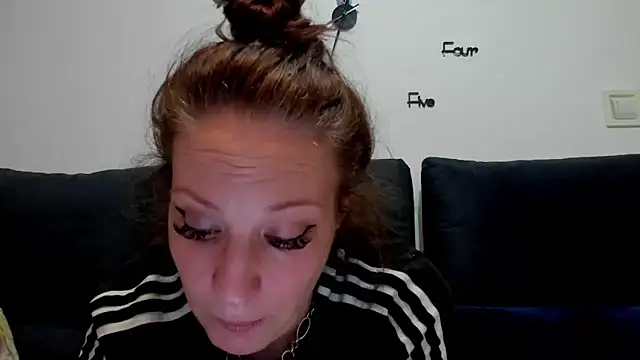 Snapshot of VanessaSquirtt chatting on 09-16-25, 05:36 VanessaSquirtt online show from 09-16-25, 05:36