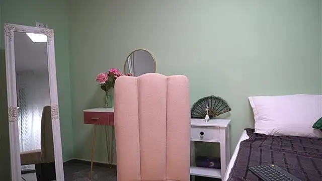 Snapshot of HaileyMoonn chatting on 10-20-25, 04:02 HaileyMoonn online show from 10-20-25, 04:02