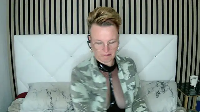 Snapshot of xxNoeliaxx chatting on 12-18-24, 11:02 xxNoeliaxx online show from 12-18-24, 11:02