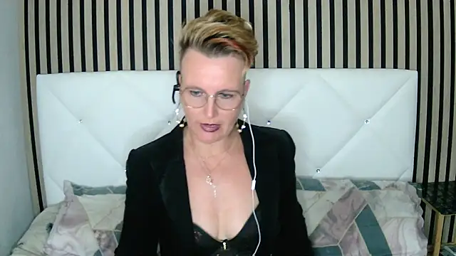 Snapshot of xxNoeliaxx chatting on 12-22-24, 11:22 xxNoeliaxx online show from 12-22-24, 11:22