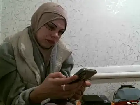 Snapshot of Julie_Silver chatting on 02-25-25, 06:09 Julie Silver online show from 02-25-25, 06:09