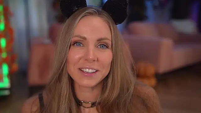 eva fashionista online show from 10-29-25, 06:20