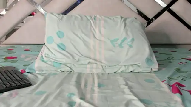 Snapshot of maybelline69 chatting on 02-20-26, 12:51 maybelline69 online show from 02-20-26, 12:51