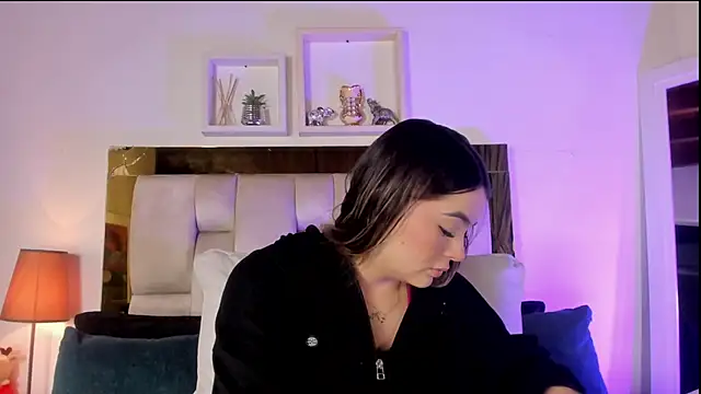 Snapshot of emmy_r chatting on 02-20-26, 12:05 emmy r online show from 02-20-26, 12:05