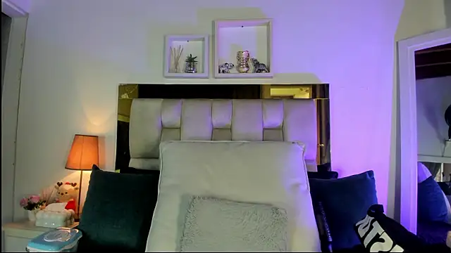 Snapshot of emmy_r chatting on 03-05-26, 12:12 emmy r online show from 03-05-26, 12:12