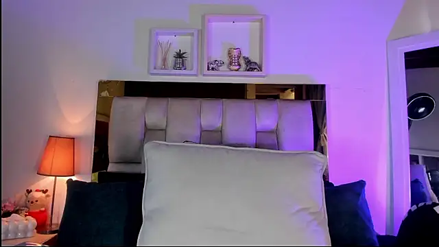 Snapshot of emmy_r chatting on 03-09-26, 12:09 emmy r online show from 03-09-26, 12:09