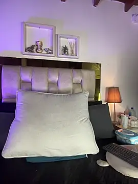 Snapshot of emmy_r chatting on 03-27-26, 12:38 emmy r online show from 03-27-26, 12:38