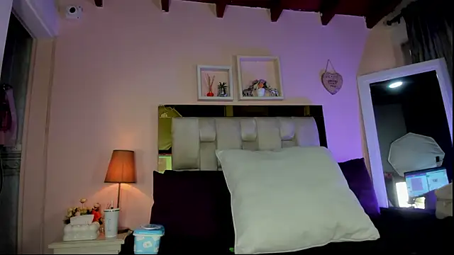 Snapshot of emmy_r chatting on 04-23-26, 12:04 emmy r online show from 04-23-26, 12:04