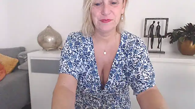 Snapshot of legalyblond chatting on 10-30-25, 09:33 legalyblond online show from 10-30-25, 09:33