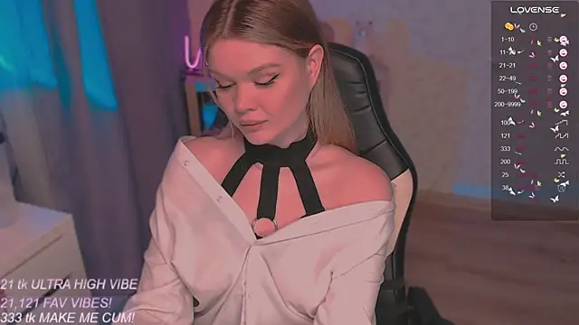 Snapshot of VeronaAura chatting on 10-10-25, 09:36 VeronaAura online show from 10-10-25, 09:36