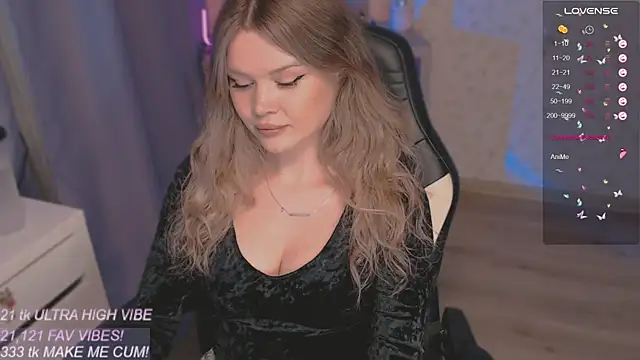 Snapshot of VeronaAura chatting on 10-12-25, 10:31 VeronaAura online show from 10-12-25, 10:31