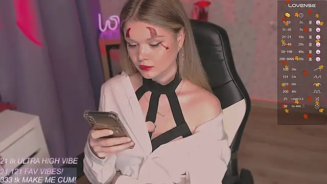 Snapshot of VeronaAura chatting on 10-29-25, 05:47 VeronaAura online show from 10-29-25, 05:47