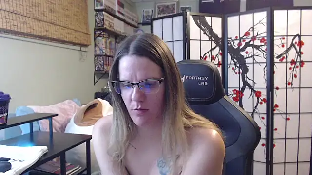 Snapshot of Sarahtineke chatting on 02-10-26, 05:33 Sarahtineke online show from 02-10-26, 05:33