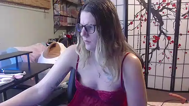 Snapshot of Sarahtineke chatting on 03-15-26, 12:49 Sarahtineke online show from 03-15-26, 12:49