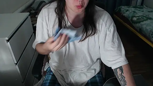 Snapshot of EvaMiron chatting on 09-09-25, 06:57 EvaMiron online show from 09-09-25, 06:57