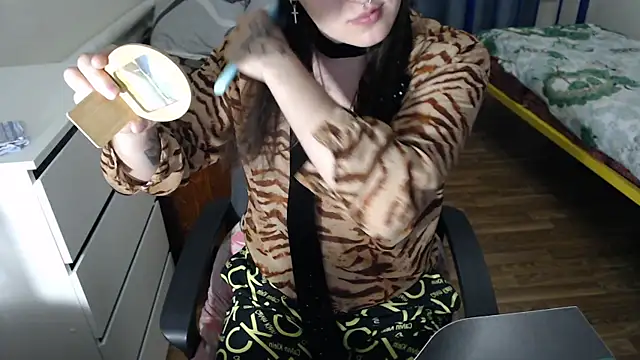 Snapshot of EvaMiron chatting on 09-15-25, 02:28 EvaMiron online show from 09-15-25, 02:28