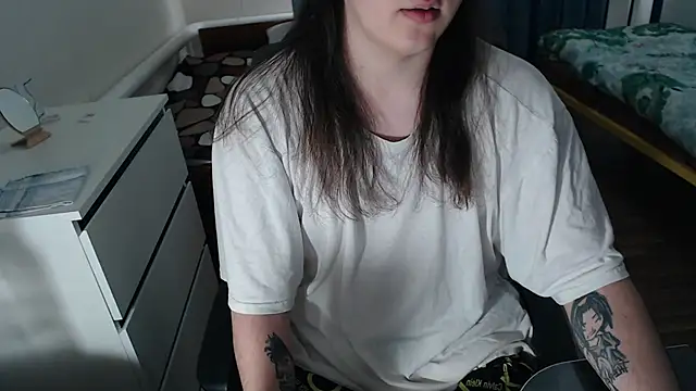 Snapshot of EvaMiron chatting on 09-21-25, 12:07 EvaMiron online show from 09-21-25, 12:07