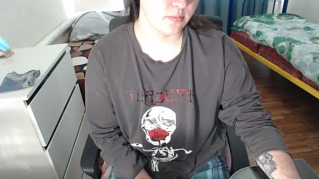 Snapshot of EvaMiron chatting on 10-06-25, 09:51 EvaMiron online show from 10-06-25, 09:51