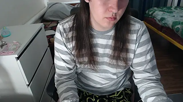 Snapshot of EvaMiron chatting on 10-10-25, 10:25 EvaMiron online show from 10-10-25, 10:25