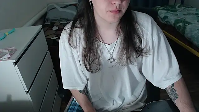 Snapshot of EvaMiron chatting on 10-13-25, 11:43 EvaMiron online show from 10-13-25, 11:43