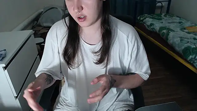 Snapshot of EvaMiron chatting on 10-14-25, 11:22 EvaMiron online show from 10-14-25, 11:22