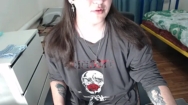 Snapshot of EvaMiron chatting on 10-15-25, 12:05 EvaMiron online show from 10-15-25, 12:05