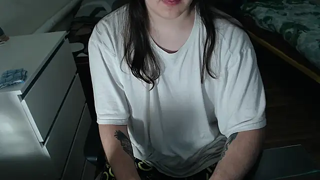 Snapshot of EvaMiron chatting on 10-17-25, 07:05 EvaMiron online show from 10-17-25, 07:05