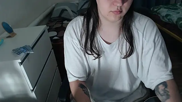 Snapshot of EvaMiron chatting on 10-18-25, 12:06 EvaMiron online show from 10-18-25, 12:06