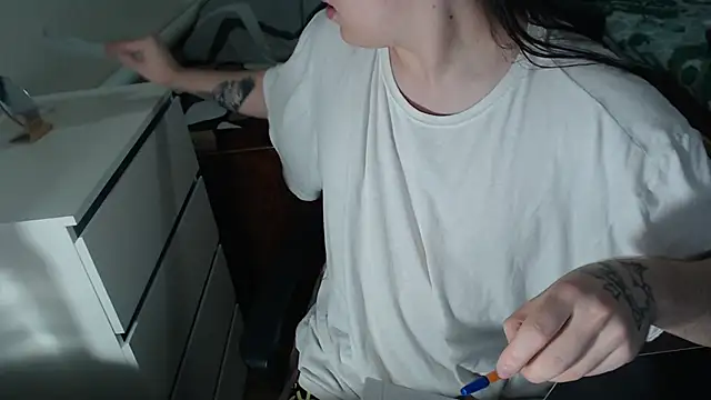 Snapshot of EvaMiron chatting on 10-19-25, 10:16 EvaMiron online show from 10-19-25, 10:16