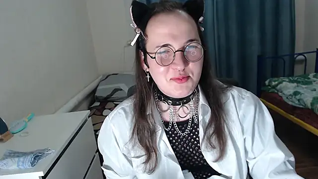 Snapshot of EvaMiron chatting on 10-21-25, 02:18 EvaMiron online show from 10-21-25, 02:18