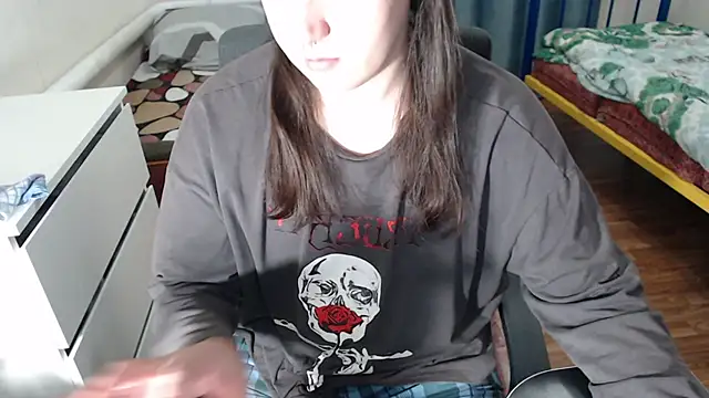 Snapshot of EvaMiron chatting on 10-23-25, 11:53 EvaMiron online show from 10-23-25, 11:53