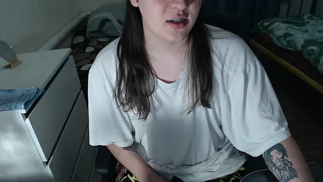 Snapshot of EvaMiron chatting on 10-24-25, 01:18 EvaMiron online show from 10-24-25, 01:18