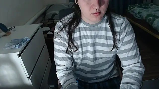 Snapshot of EvaMiron chatting on 10-26-25, 12:33 EvaMiron online show from 10-26-25, 12:33